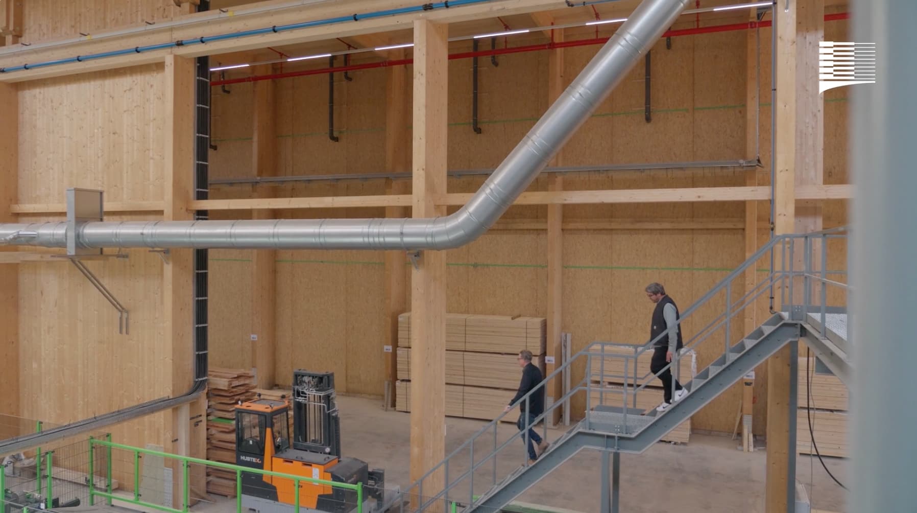 Blick auf aus Holz konstruierte Halle
